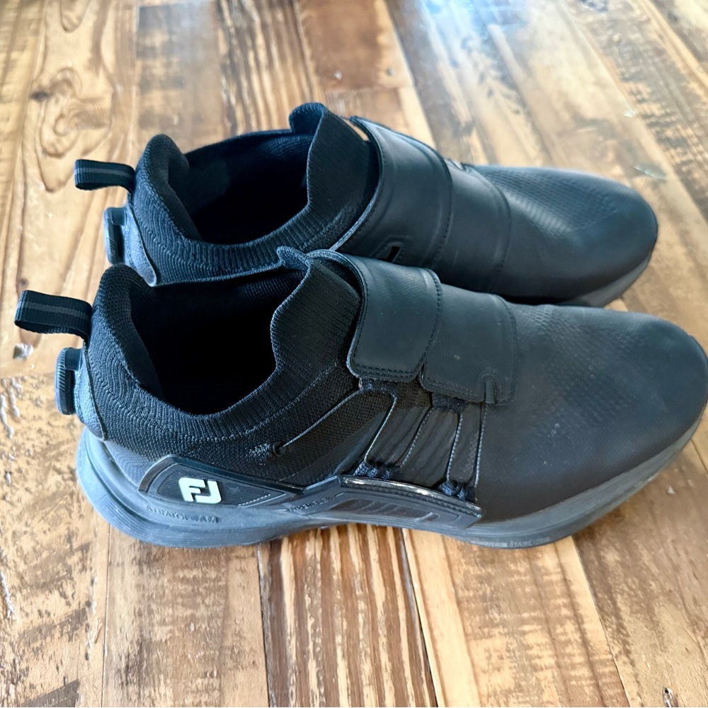 Men's footjoy Black golf Shoes with spikes. Size 10M